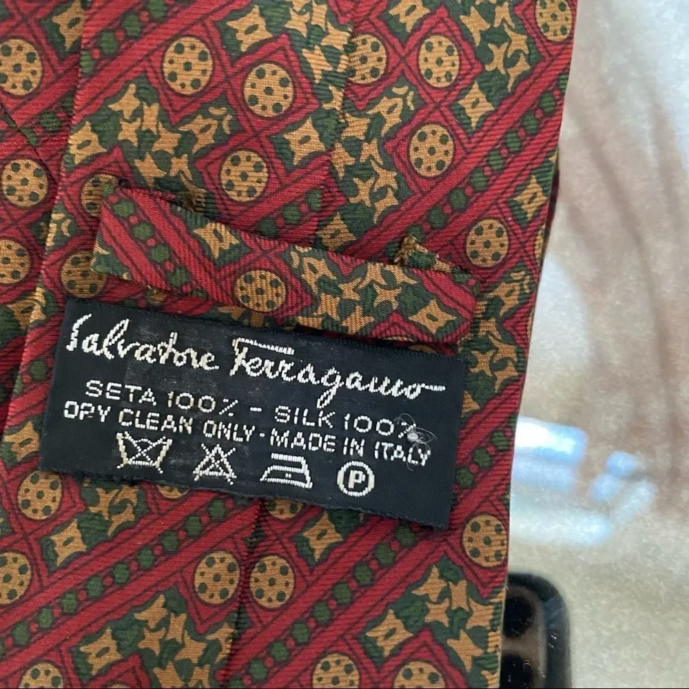 Salvador Ferragamo vintage made in Italy red green geometric print 100% silk tie